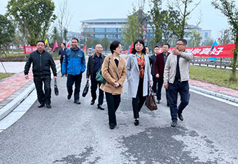 市政府副秘書長胡曉玲率隊考察資陽口腔職業(yè)學院