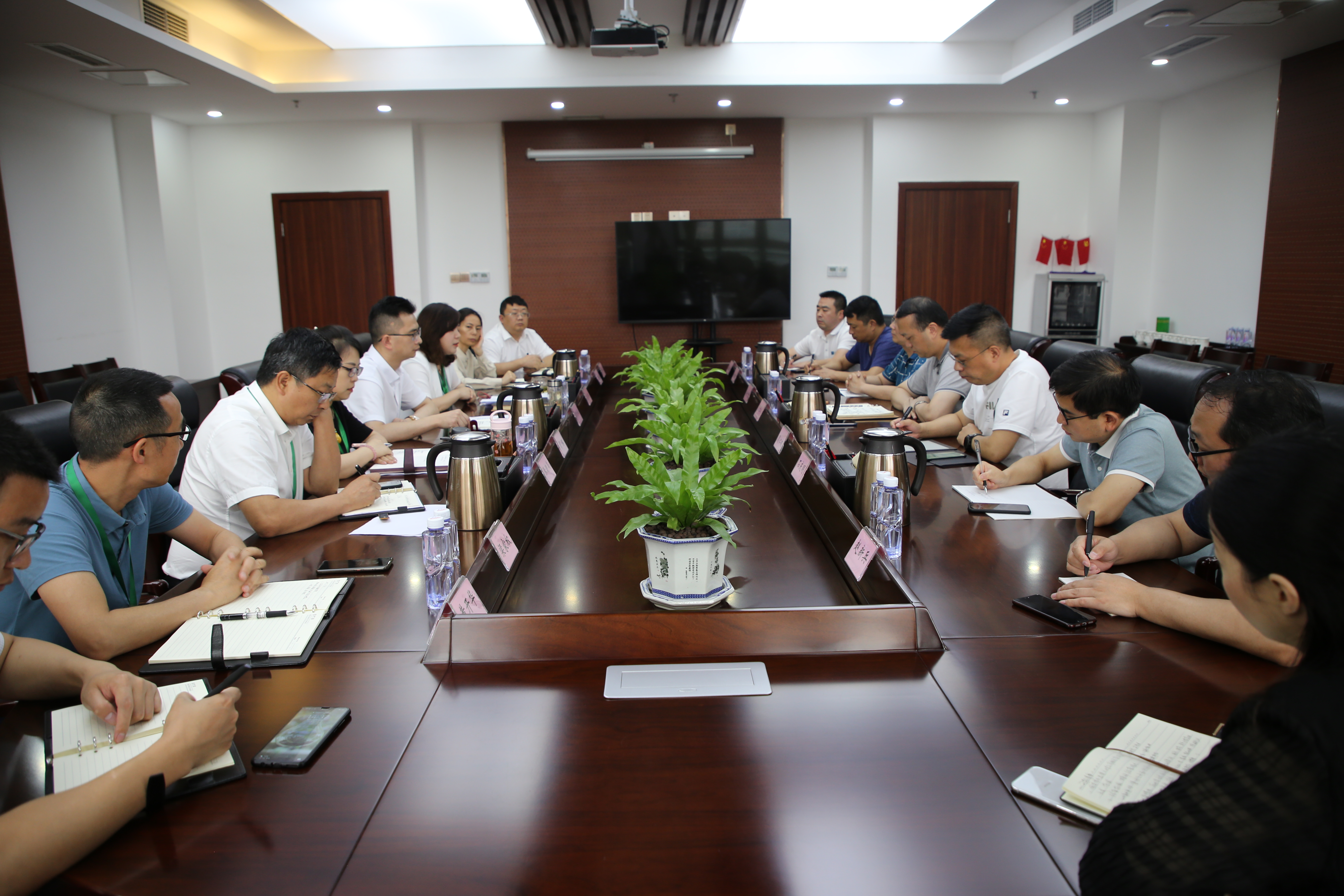 萬源市委常委、政法委書記余世斌率隊蒞臨西南醫投集團考察調研   