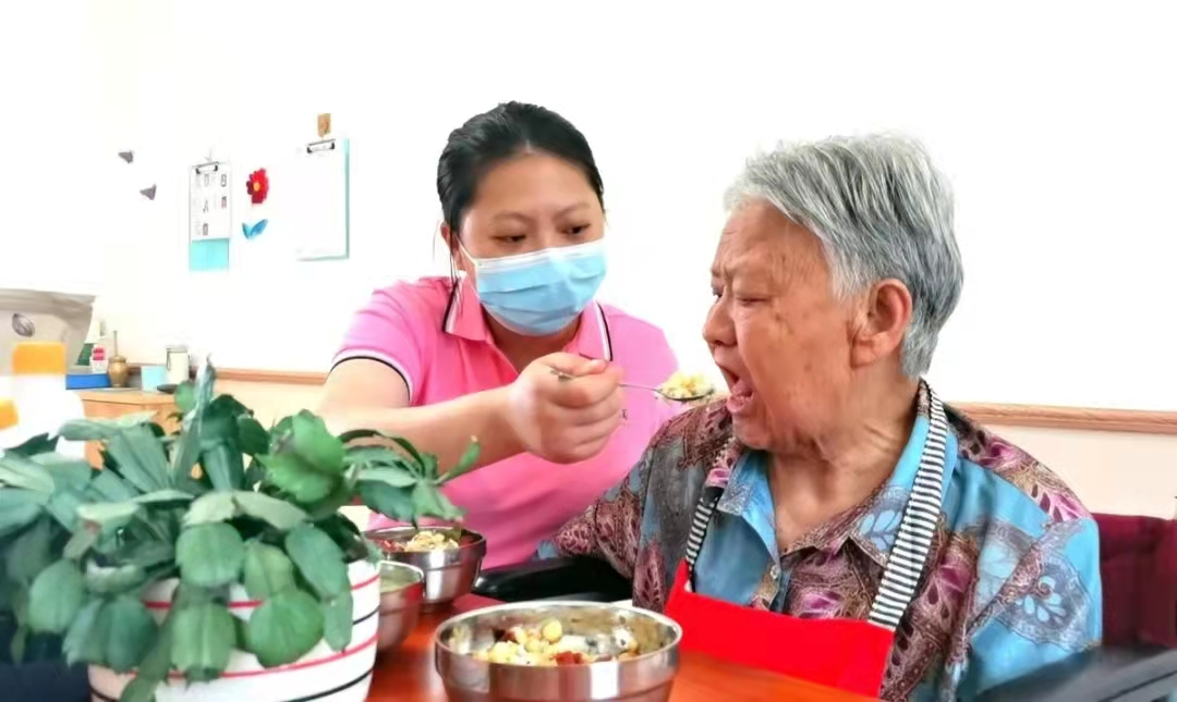 養老服務顯身手：醫養投資公司員工袁霞榮獲“瀘州市巾幗建功標兵”稱號