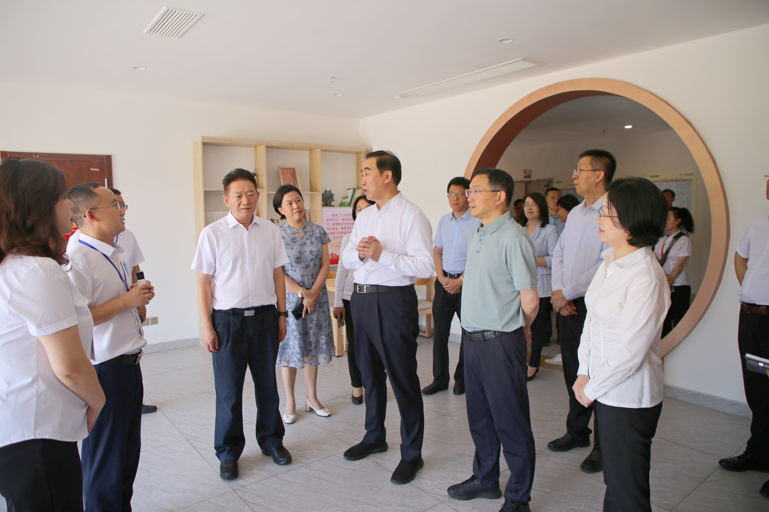 全國人大教科文衛委副主任委員、農工黨中央專職副主席楊關林視察春江酒城嘉苑